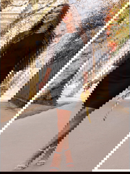 Czarna dopasowana sukienka... 2