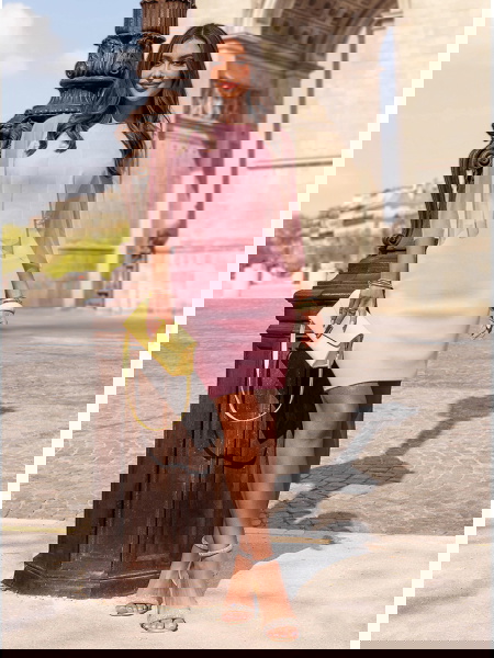 Pudrowa dopasowana sukienka...