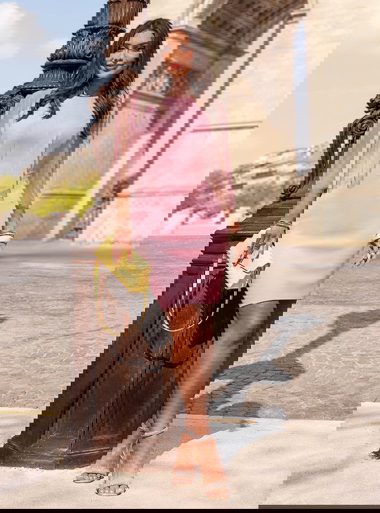 Pudrowa dopasowana sukienka mini z...