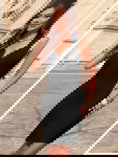 Czarna dopasowana sukienka...