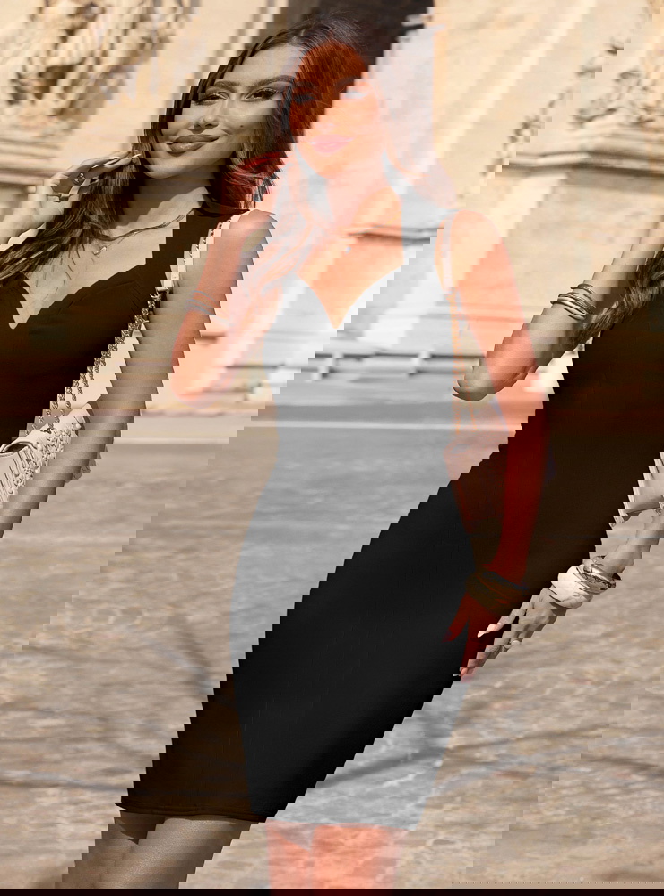 Czarna dopasowana sukienka na...