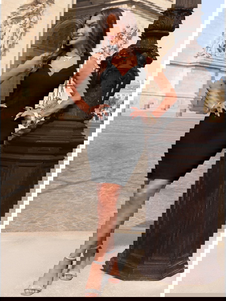 Czarna dopasowana sukienka... 2