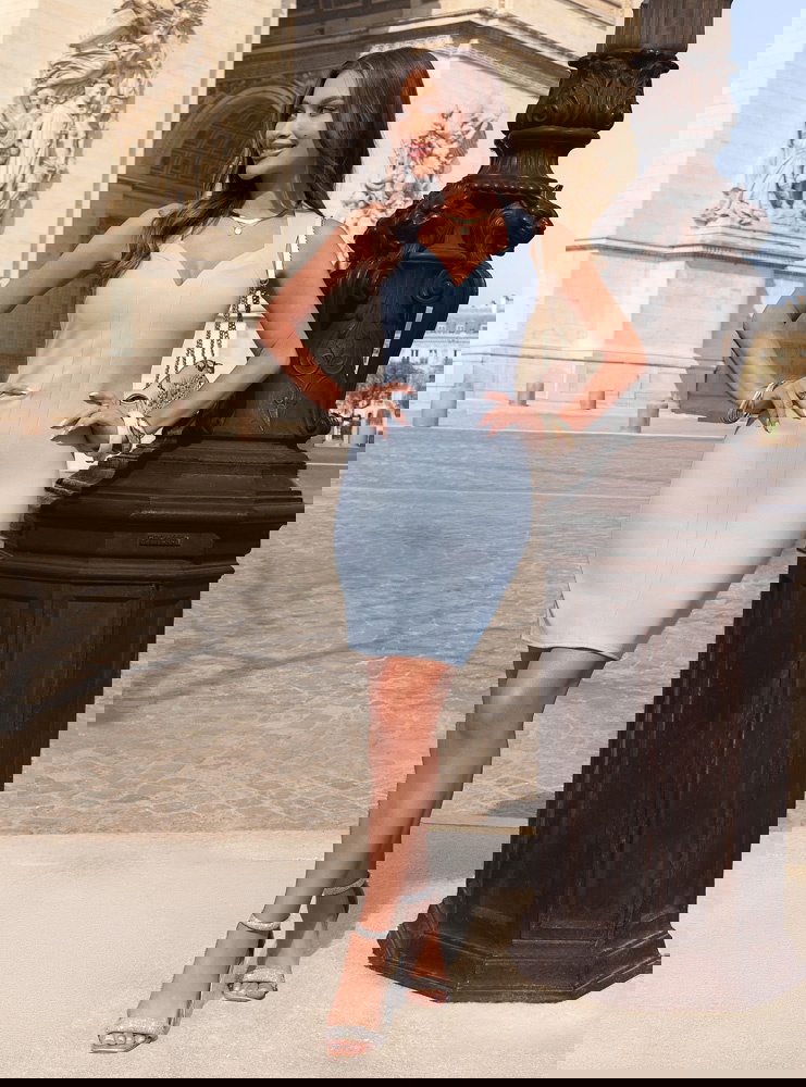 Błękitna dopasowana sukienka na...