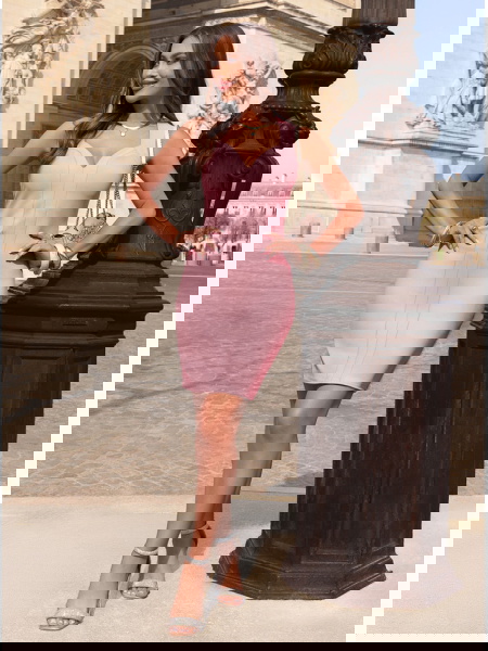 Pudrowa dopasowana sukienka... 2