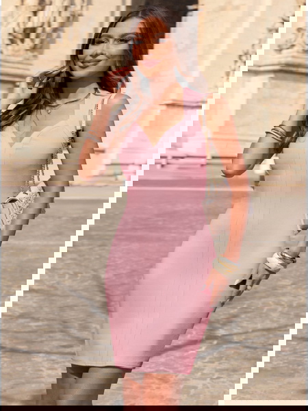 Pudrowa dopasowana sukienka...