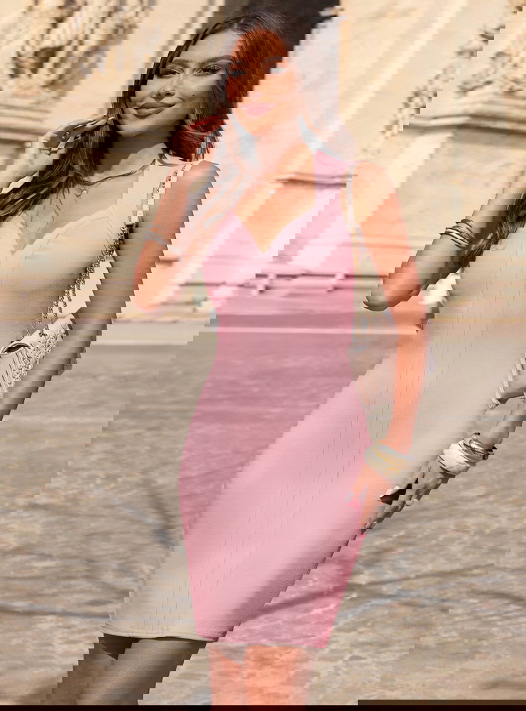 Pudrowa dopasowana sukienka na...