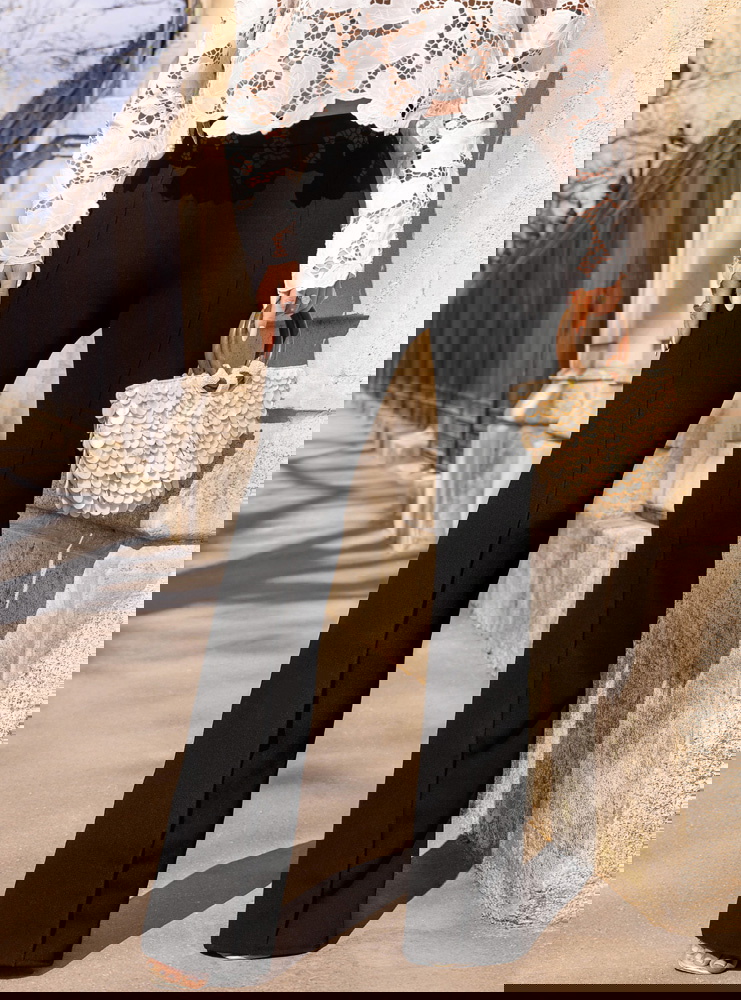 Czarne spodnie z szerokimi nogawkami...