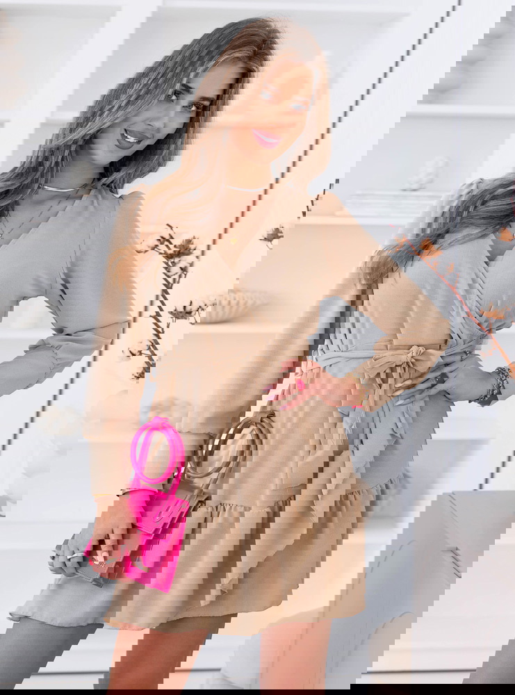 Beżowa sukienka z przekładanym...