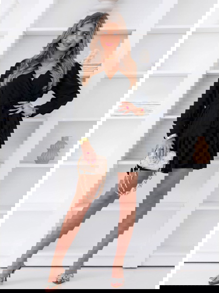 Czarna sukienka z...