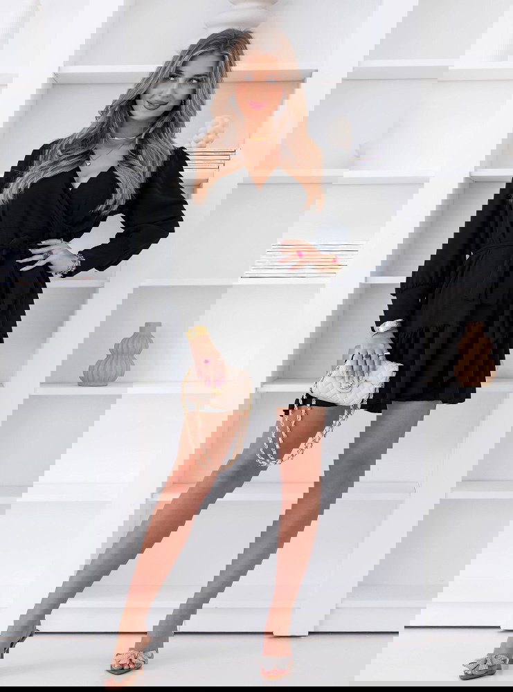 Czarna sukienka z przekładanym...