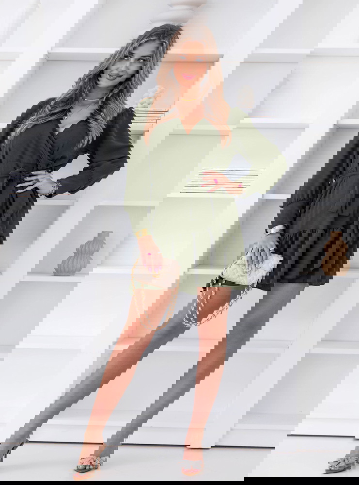 Sukienka z przekładanym dekoltem...