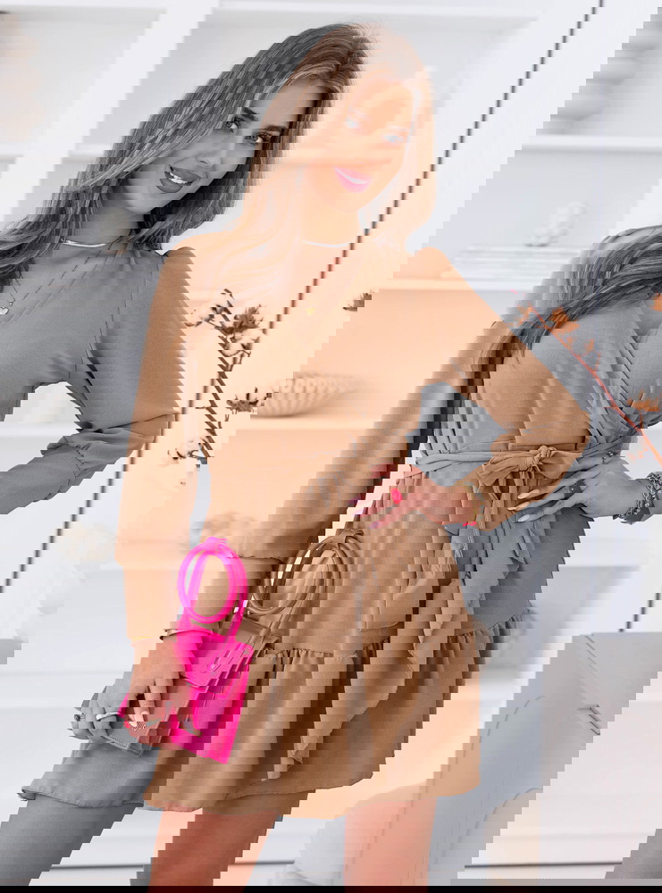 Sukienka z przekładanym dekoltem...