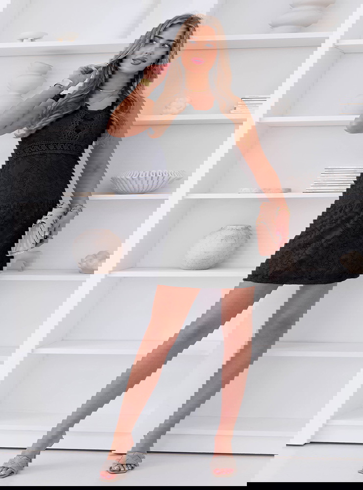 Czarna koronkowa sukienka mini z...