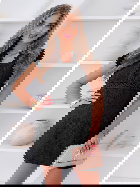 Czarna koronkowa sukienka... 2