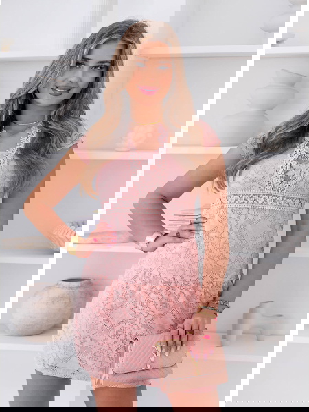 Pudrowa koronkowa sukienka...