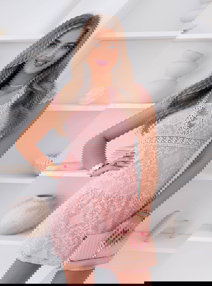 Pudrowa koronkowa sukienka mini z...