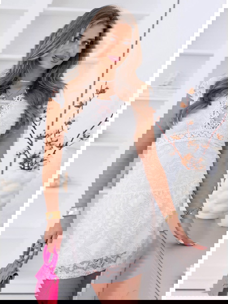 Biała koronkowa sukienka...