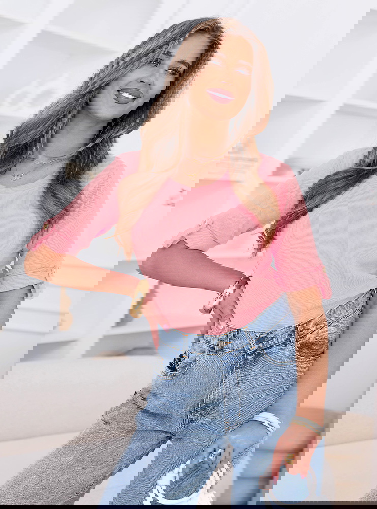 Pudrowa prążkowana bluzka z krótkim...