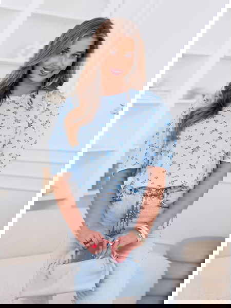 Błękitna bluzka w kwiatowy...