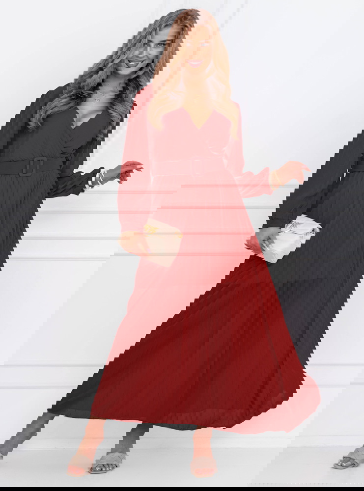 Bordowa sukienka z przekładanym...