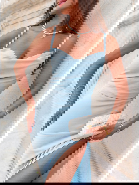 Błękitna sukienka z...