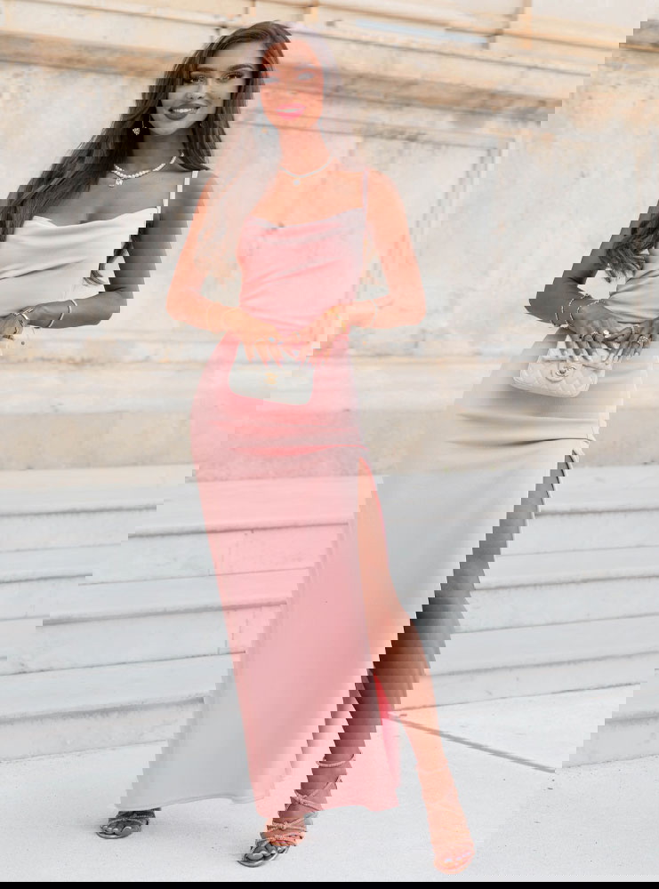 Pudrowa sukienka z rozcięciem Jasie