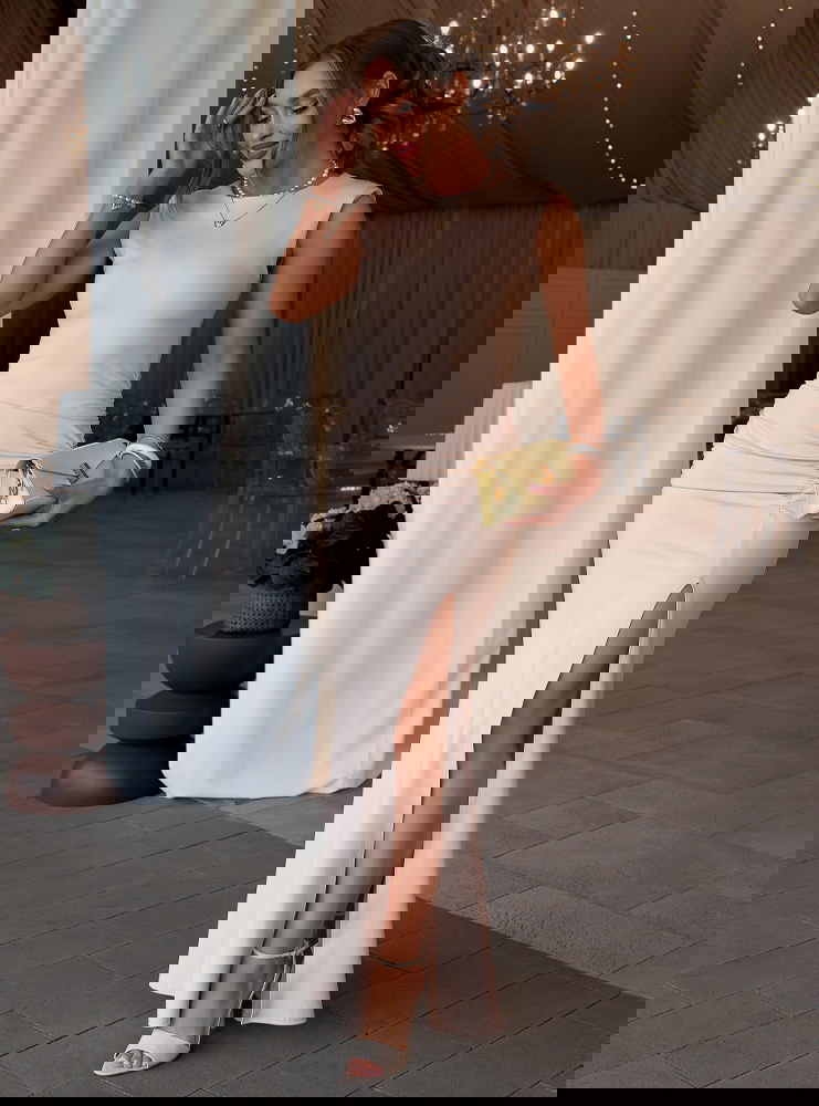 Jasnobeżowa dopasowana sukienka maxi...