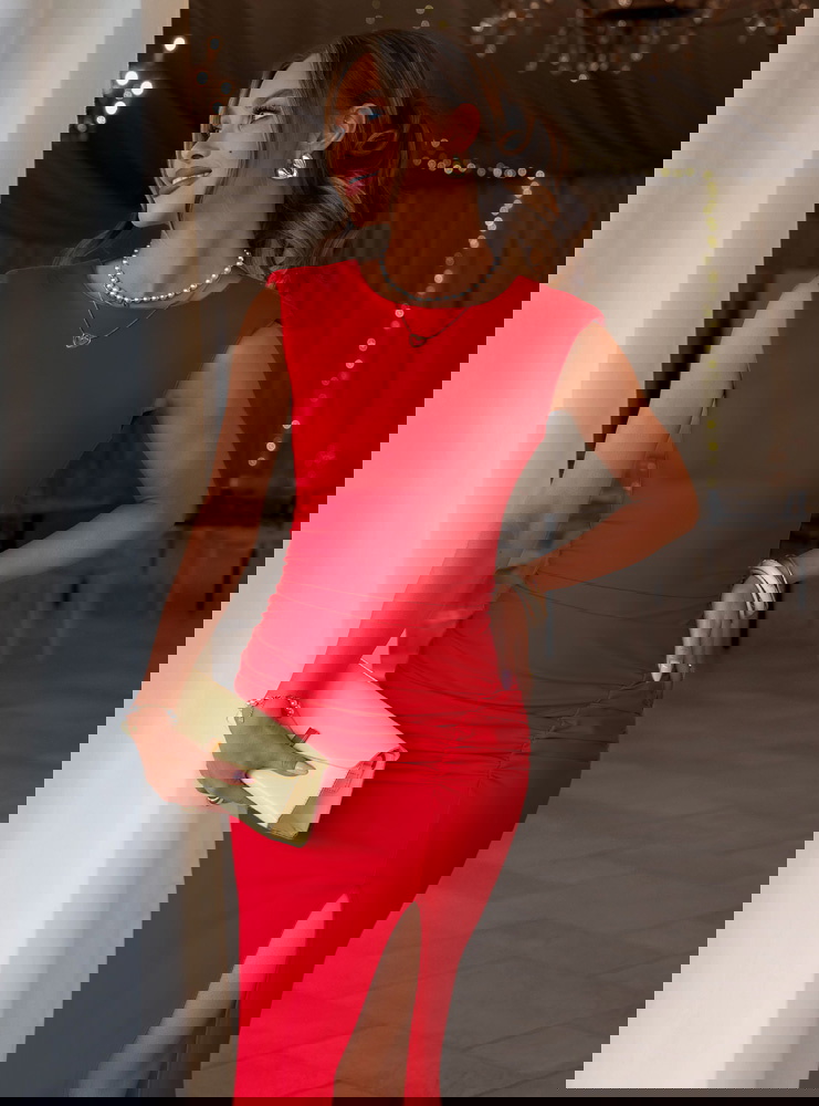 Malinowa dopasowana sukienka maxi z...