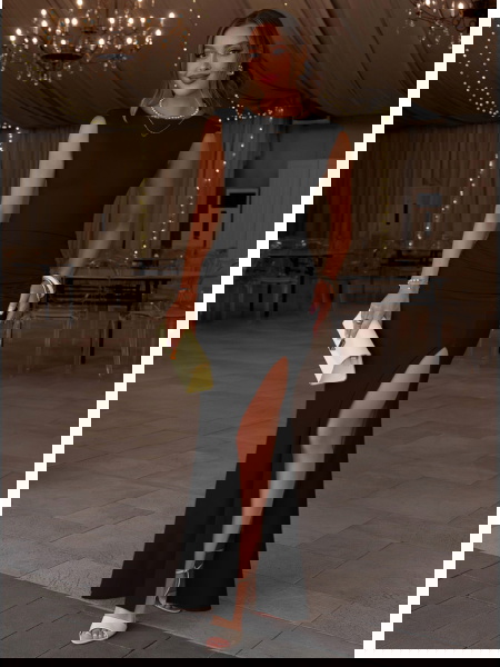 Czarna dopasowana sukienka...