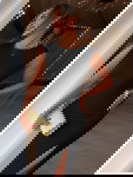 Czarna dopasowana sukienka... 2