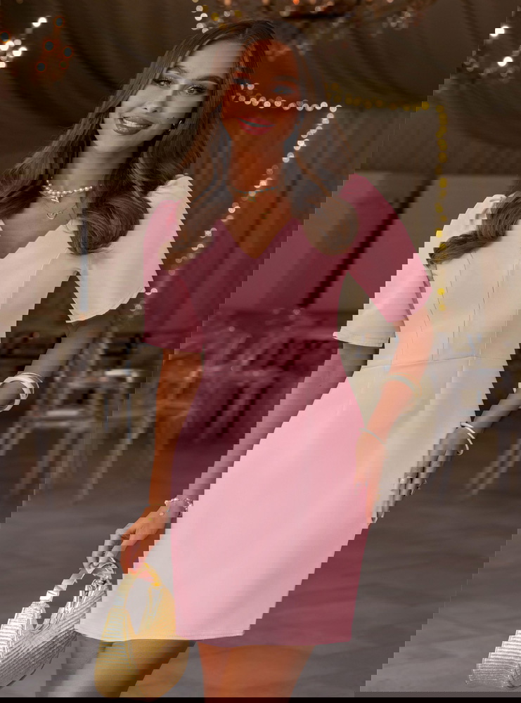 Pudrowa sukienka mini z dekoltem w...