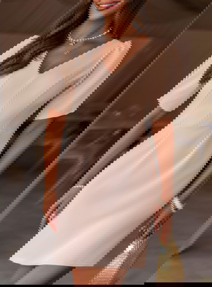 Beżowa sukienka mini z dekoltem w...