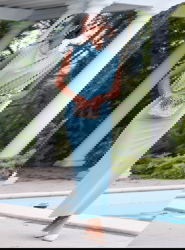 Błękitna sukienka maxi z zabudowanym...