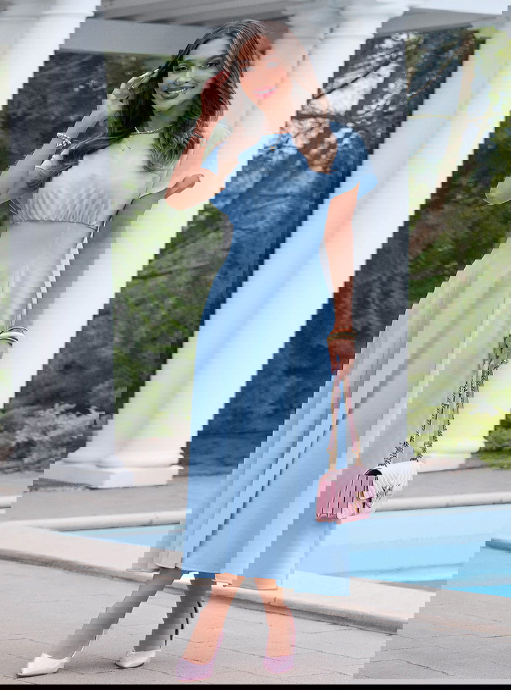 Błękitna sukienka z krótkim rękawem...