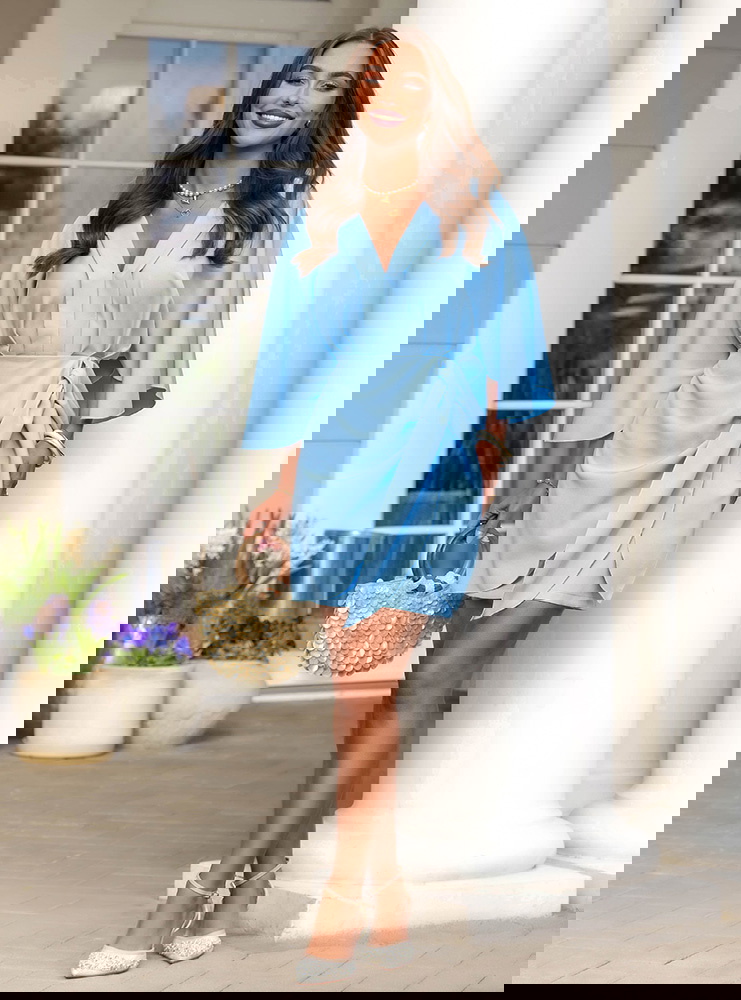 Błękitna sukienka mini z wiązaniem w...