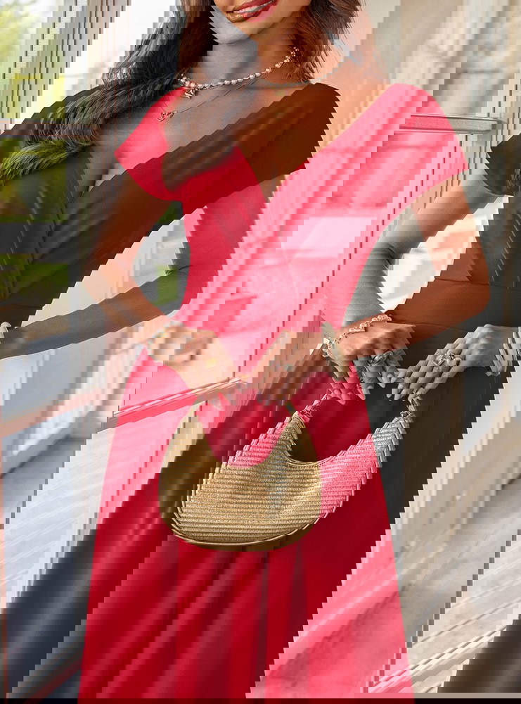 Malinowa sukienka maxi z przekładanym...