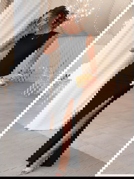 Czarna dopasowana sukienka...