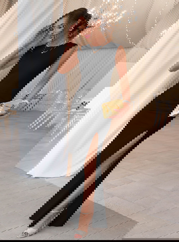 Czarna dopasowana sukienka maxi z...