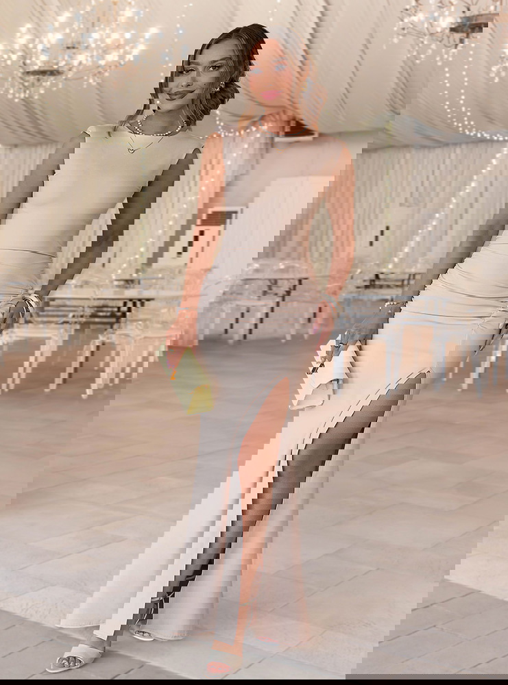 Jasnobeżowa dopasowana sukienka maxi...