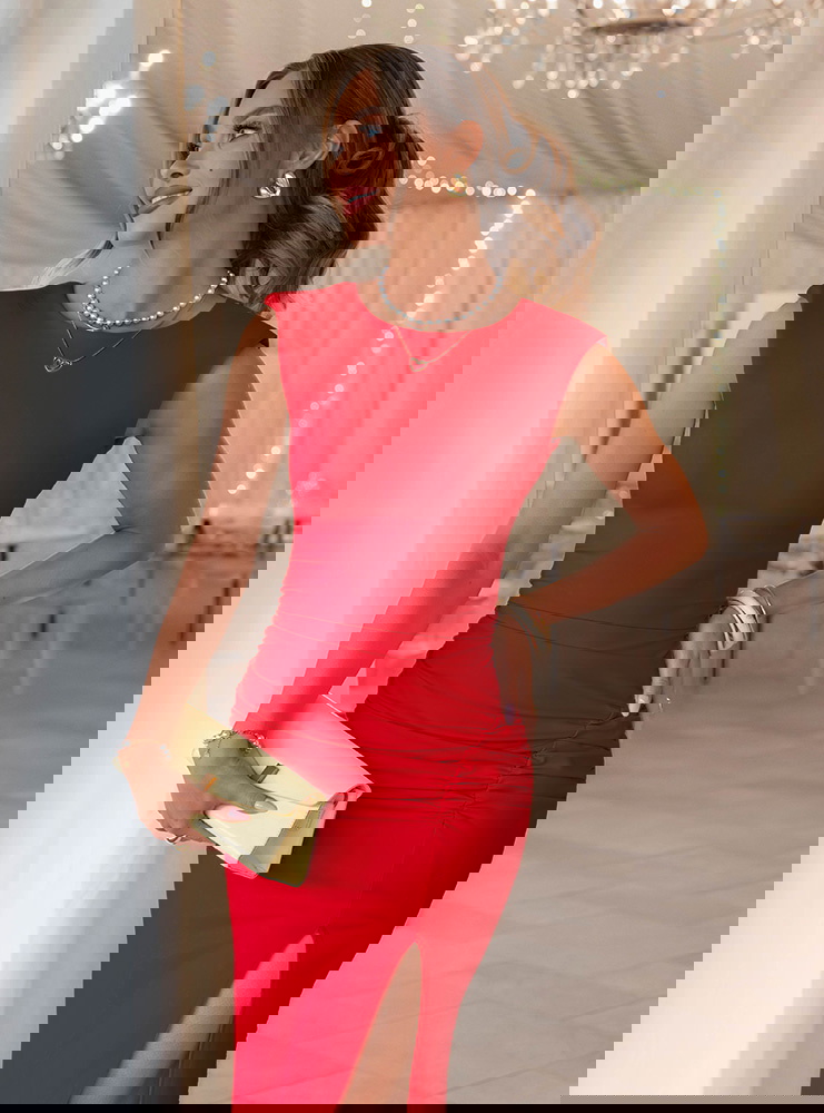 Malinowa dopasowana sukienka maxi z...