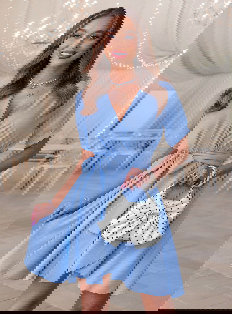 Błękitna sukienka mini wiązana w...