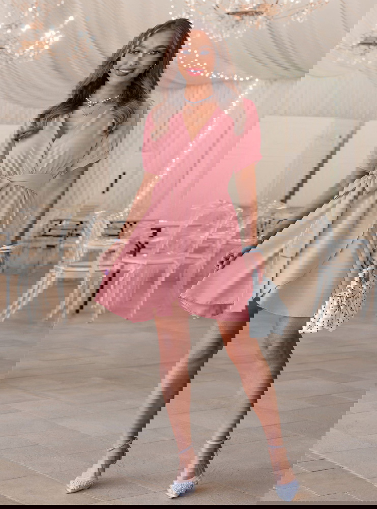 Sukienka mini wiązana w talii...