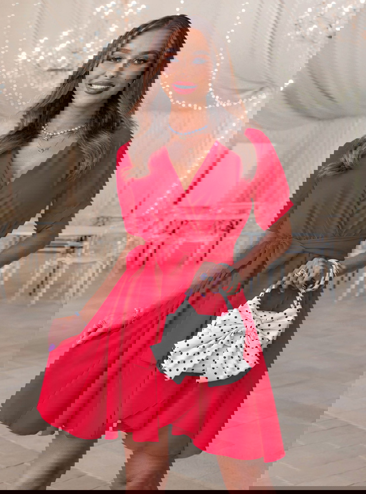 Malinowa sukienka mini wiązana w...