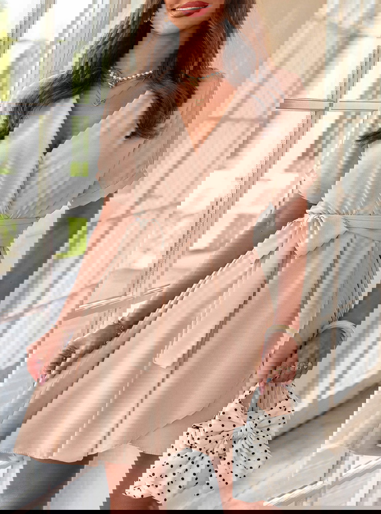 Beżowa sukienka mini wiązana w talii...