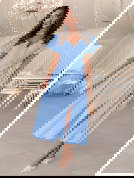 Błękitna sukienka z...