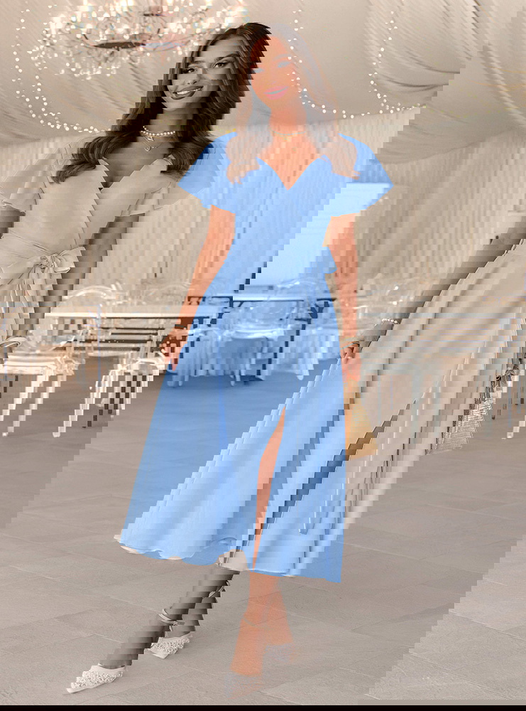 Błękitna sukienka z przekładanym...