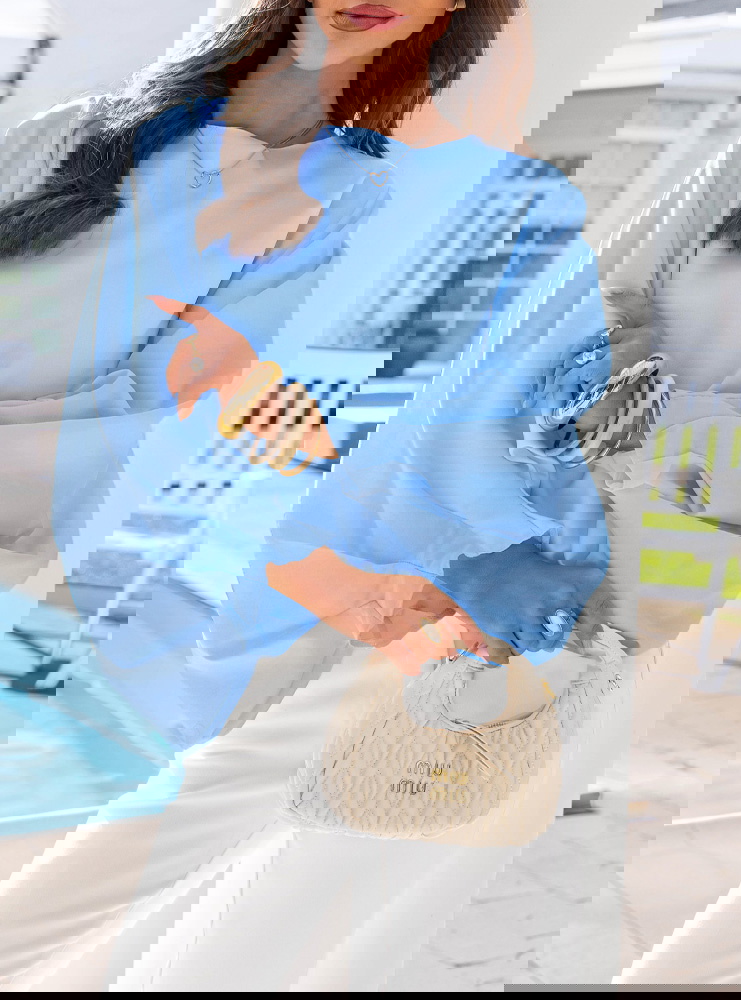 Błękitna bluzka z bufiastymi rękawami...