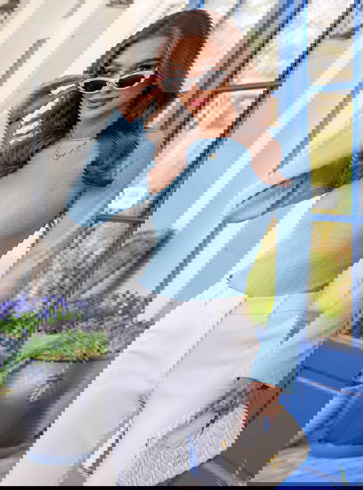 Błękitna prążkowana bluzka z...