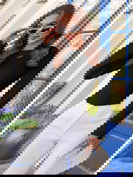 Czarna prążkowana bluzka z... 2