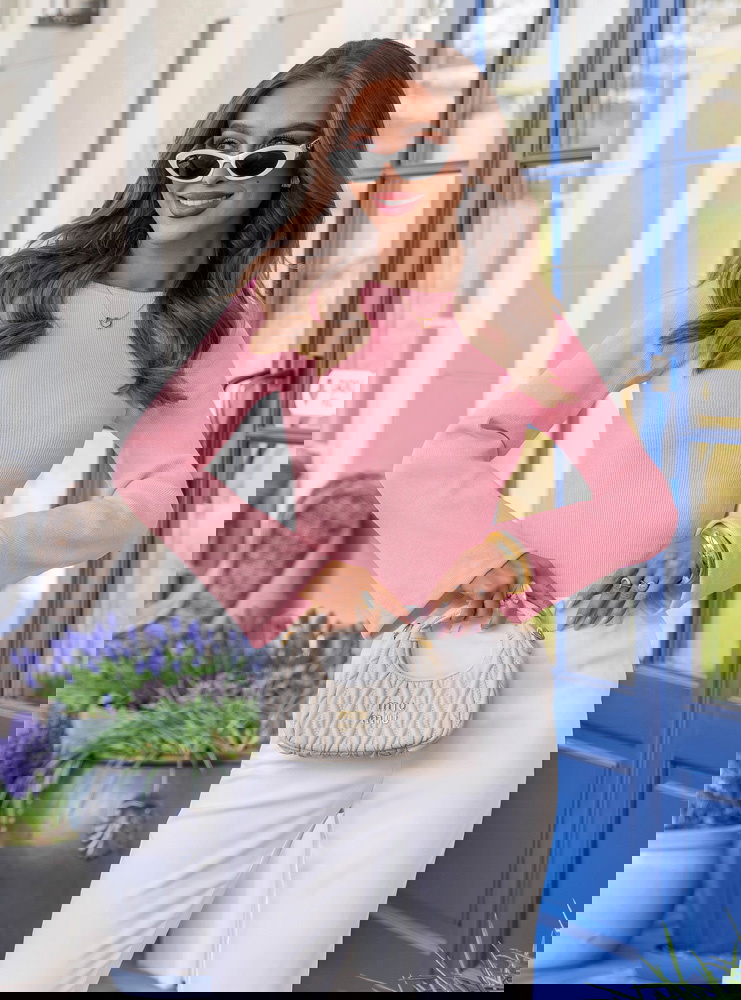 Pudrowa prążkowana bluzka z...